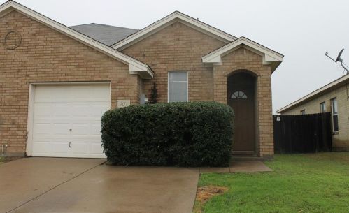 907 Walnut St, Burleson, TX 76028-7065