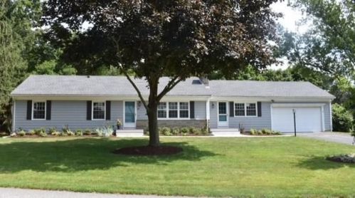 39 Rolling Acres Dr, Cumberland, RI 02864-2613