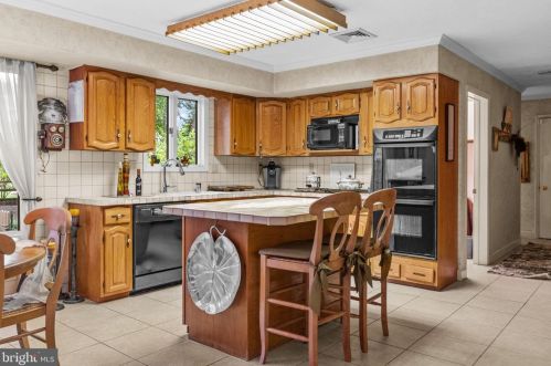 402 Ramsey Rd, Yardley PA 19067-4642 exterior