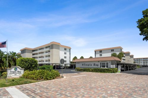 900 Dogwood Dr, Delray Beach FL  33483-4948 exterior