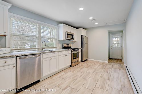 127 Cedar Ave, Middletown NJ  07748-5503 exterior