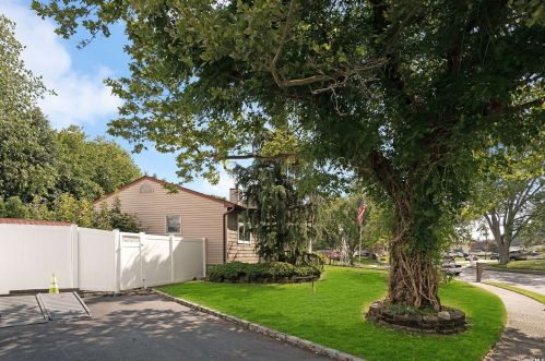 94 Jamie St, Islip Terrace, NY 11752-1119