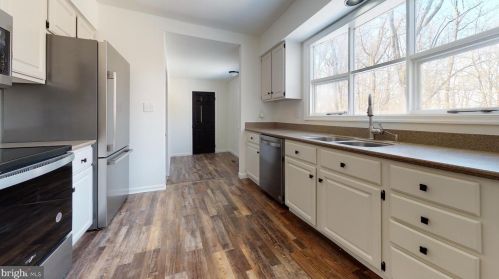1521 Spring Hill Dr, Hummelstown, PA 17036-8753