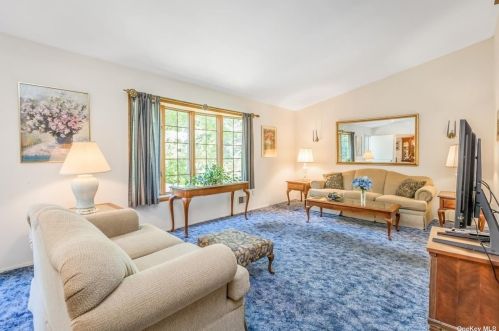 14 Oakledge Dr, Elwood NY  11731-3718 exterior