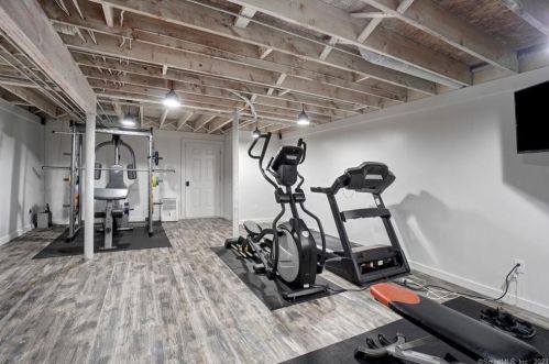 20 Narragansett Trl, Sandy Hook CT 06482-1147 exterior