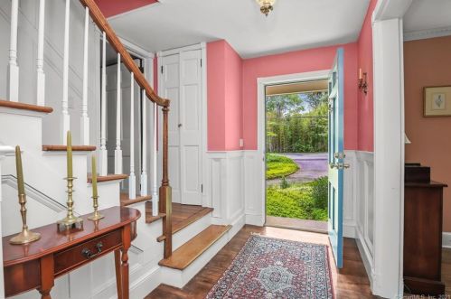 1005 Smith Ridge Rd, New Canaan CT  06840-2331 exterior