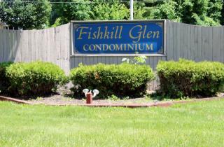 8 Fishkill Glen Dr, Fishkill, NY 12524-2311