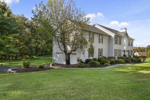 39 Patricia Dr, Pleasant Valley, NY 12569-5500