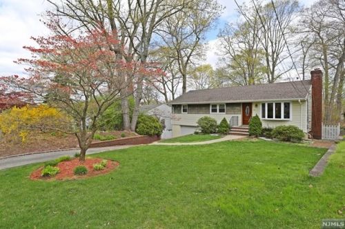 73 Mcnomee St, Oakland, NJ 07436-2608