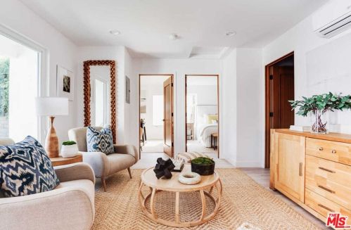 14322 Collins St, Van Nuys CA  91401-4612 exterior