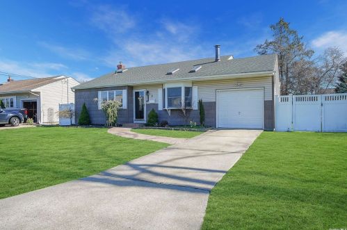 819 Clinton Ave, North Lindenhurst, NY 11757-2808