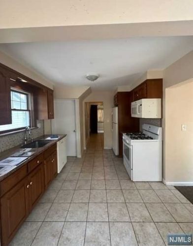 124 Hillside Ave, Teaneck NJ  07666-4011 exterior