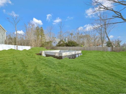 85 Wading River Rd, Center Moriches, NY 11934-1909