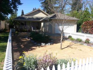 828 Cypress Ave, Ukiah, CA 95482-3705