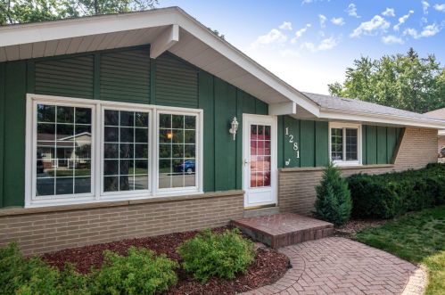 1281 Christopher Ct, Oconomowoc, WI 53066-2320