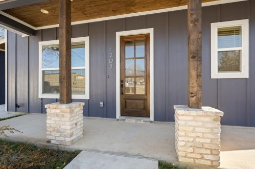 1205 Walnut St, Georgetown TX  78626-7066 exterior