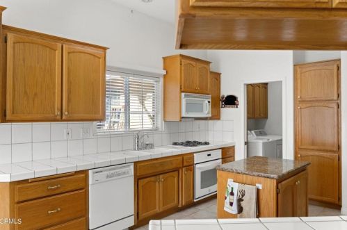 408 Calle Manzana, Bakersfield CA 93314-4247 exterior