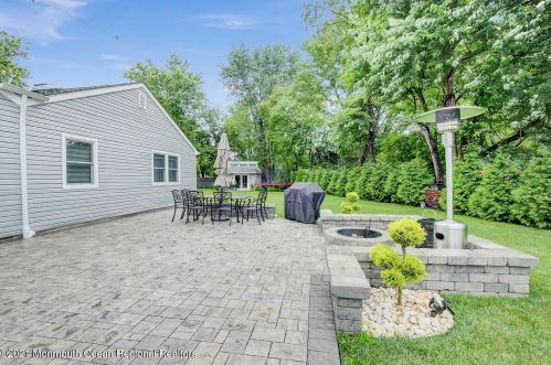 4 Windsor Ct, Jackson Twp NJ  08527-1214 exterior