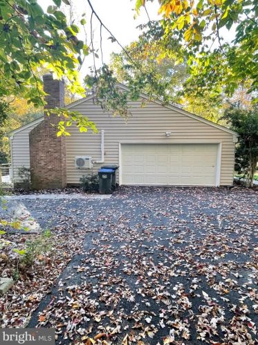8504 Shadeway Pl, Springfield VA  22153-3205 exterior