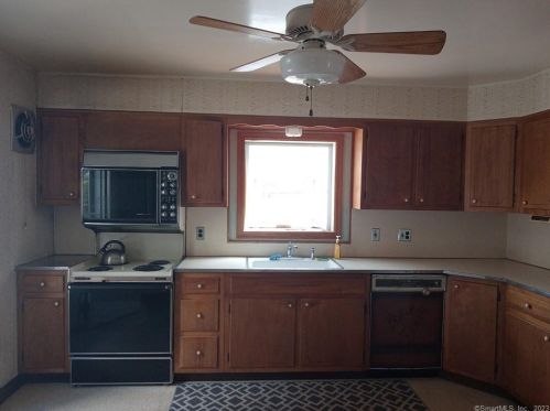 76 Treat Ave, Stamford CT  06906-1941 exterior