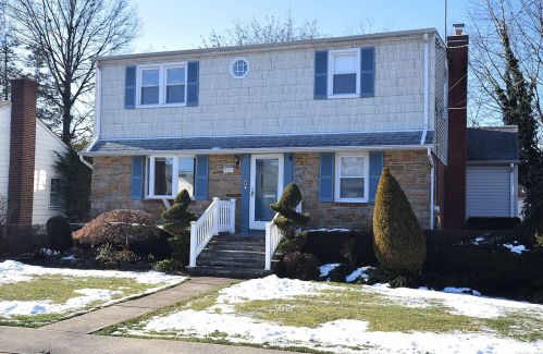 965 3rd St, New Hyde Park, NY 11040-2833