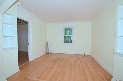 49 Gladys St, North Lindenhurst NY  11757-1202 exterior