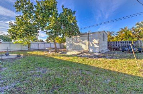 4317 Pine St, West Palm Beach FL  33407-6516 exterior