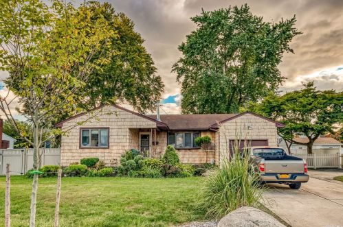 233 50th St, North Lindenhurst, NY 11757-2026