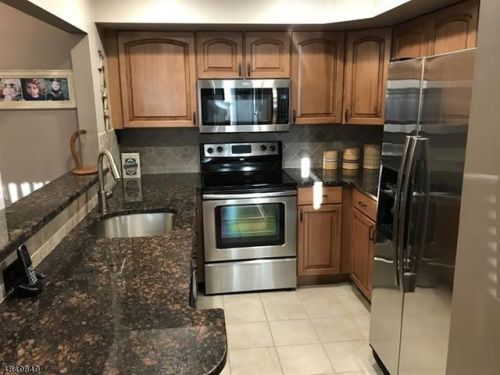 29 Ray Ct, Bedminster, NJ 07921-1633