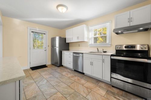 51 Riverview Ave, Groton CT  06340-3513 exterior