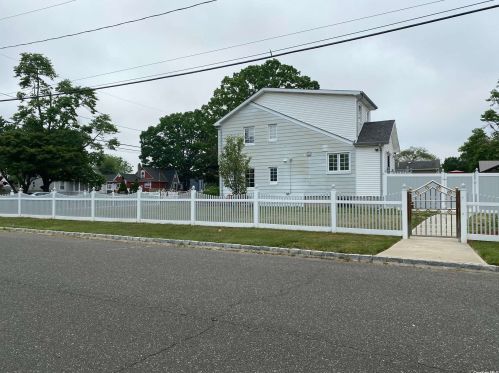 29 Jamaica Ave, Wheatley Heights NY  11798-3027 exterior