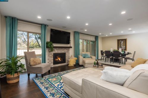 5213 Springdale Ave, Pleasanton CA 94588-3644 exterior