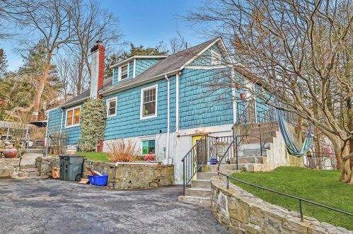 872 Commerce St, Thornwood, NY 10594-1436