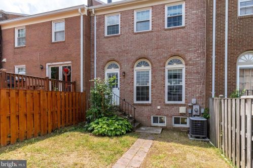 8077 Powderbrook Ln, Springfield VA  22153-2927 exterior