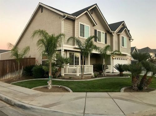6738 Carnegie Ave, Fresno, CA 93722-8817