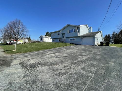 22 Macintosh Dr, Middletown, NY 10941-1025