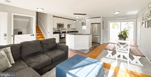 20 Church St, Lovettsville, VA 20180-8503