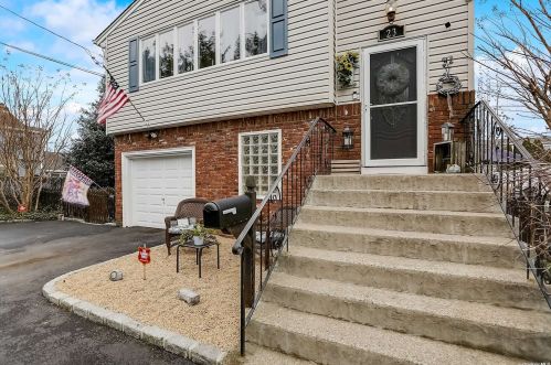 23 Madeline Ln, Babylon, NY 11704-5418