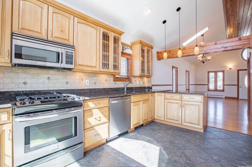 187 Santa Barbara Rd, North Lindenhurst, NY 11757-6711