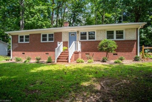 2915 Monterey St, Greensboro, NC 27406-4223