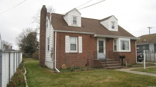 220 Howard Ave, Copiague, NY 11726-4417