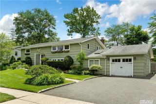 22 Reid Ave, Babylon, NY 11702-3802