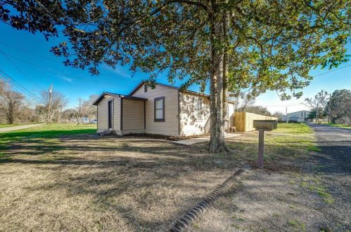 528 Allen St, Dinsmore, TX 77488-3502