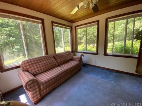 15 Lena Dr, Uncasville CT  06382-1405 exterior