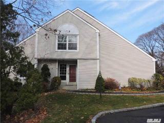 478 Village Oaks Ln, Babylon, NY 11702-3123