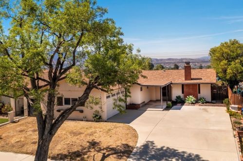 19768 Merryhill St, Santa Clarita, CA 91351-1148