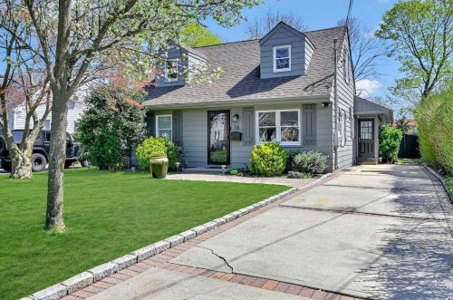 18 Irving Johnson St, Elwood, NY 11731-1915