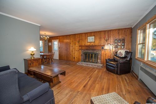 33 Abrew St, Bayshore, NY 11706-5001