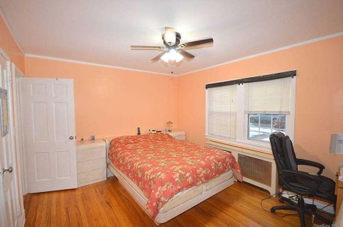 50 Aberdeen Rd, New Hyde Park NY  11040-2138 exterior