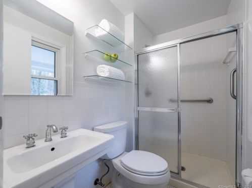 25 Arrowhead Rd, Wilton CT  06897-4402 exterior